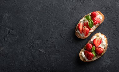 Çilekli bruschetalar.