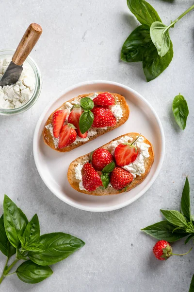 Bruschettas with strawberries — Stock Photo, Image