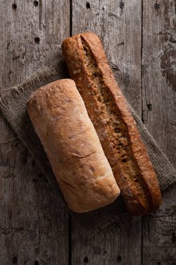 Kese kağıdında taze ekmek