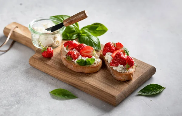 Bruschettas with strawberries — Stock Photo, Image