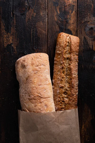 Frisches Brot in einer Papiertüte — Stockfoto