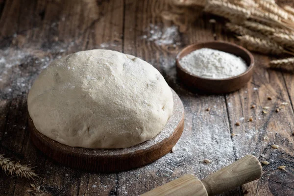 Deeg Een Oude Bakkerij Een Houten Ondergrond Met Bloem — Stockfoto