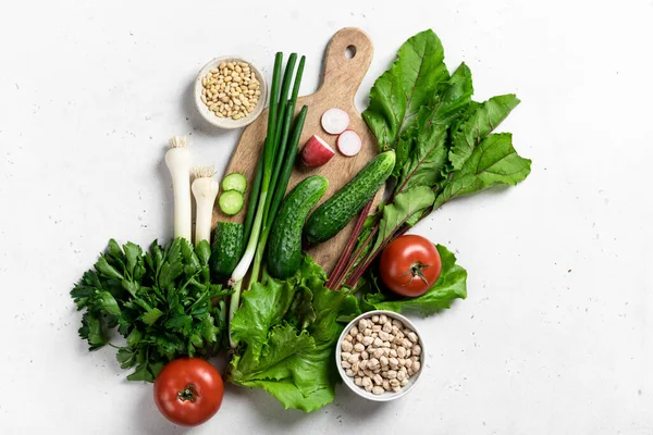 健康的なビーガンフードの概念 新鮮な野菜 ハーブ ナッツを背景に トップビュー — ストック写真