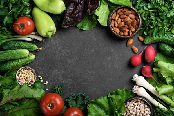 Gesundes Veganes Essen Frisches Gemüse Kräuter Und Nüsse Auf Dunklem — Stockfoto