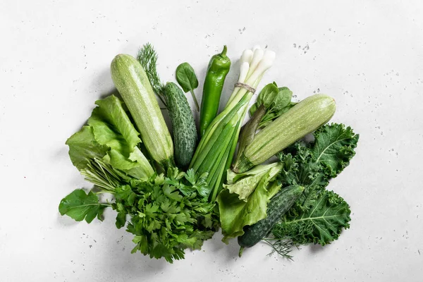 Verscheidenheid Van Groene Groenten Kruiden Een Lichte Achtergrond Uitzicht Van — Stockfoto