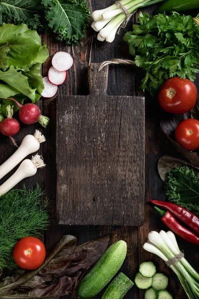 Frisches Gemüse Kräuter Und Nüsse Zum Kochen Auf Dunklem Holzgrund — Stockfoto
