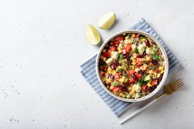 Kinoa, mısır, fasulye ve avokado salatası. Sağlıklı gıda konsepti, üst görünüm, metin konsepti