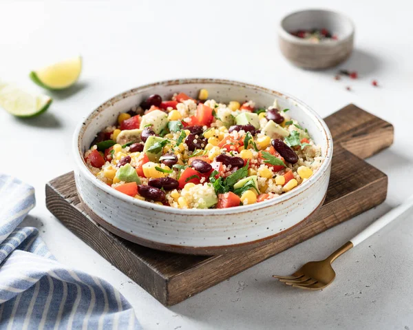 Beyaz arka planda Meksika kinoası kasesi.