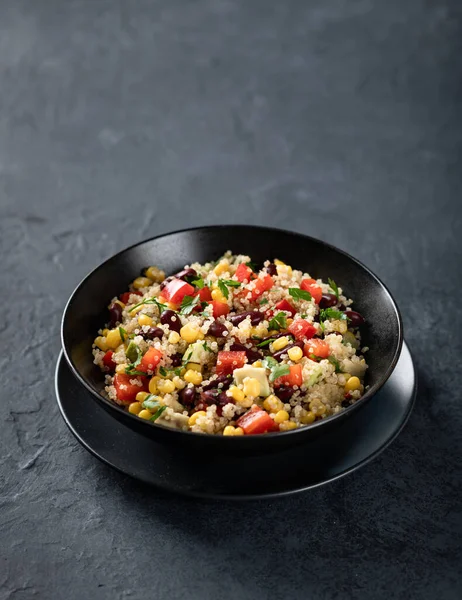 Koyu arkaplanda Meksika kinoası kasesi