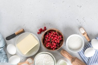 Beyaz arkaplanda Red Ribes turtası pişirmek için gerekli malzemeler, üst manzara, yazı için yer. Kırmızı Ribes, yumurta, un, tereyağı.