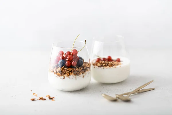 Café da manhã, granola com iogurte — Fotografia de Stock