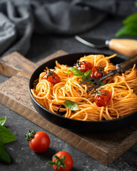 Siyah tabakta spagetti.