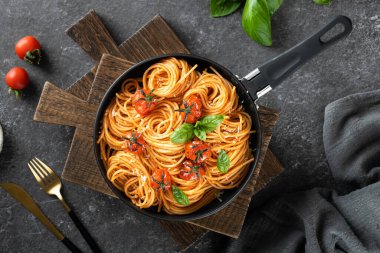 Siyah tabakta spagetti.