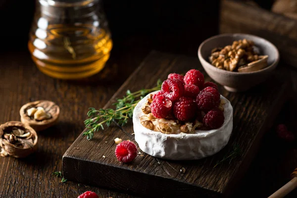 Queso brie con frambuesas — Foto de Stock