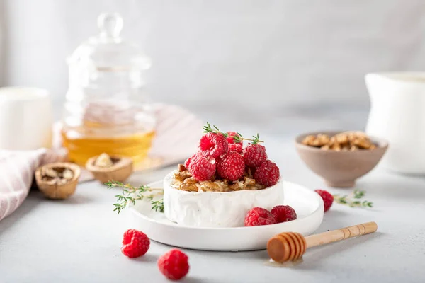 Brie cheese with raspberries — Stock Photo, Image