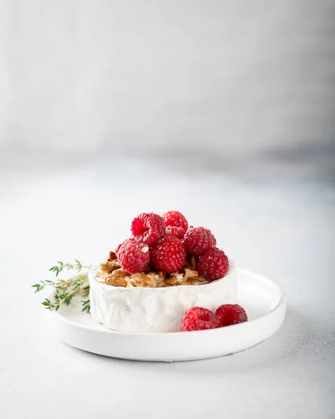 Brie cheese with raspberries — Stock Photo, Image