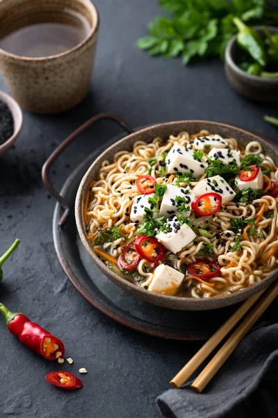 Ramen con tofu e verdure — Foto Stock