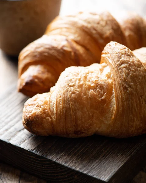 Croissant egy fa táblán — Stock Fotó