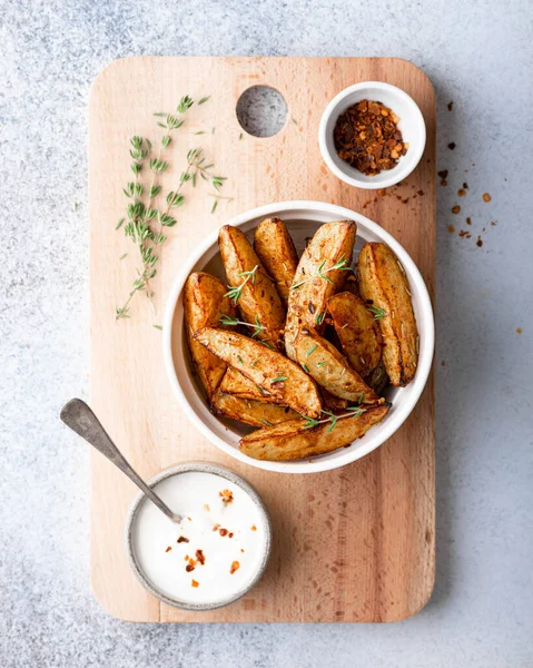 Картофельные клинья с соусом — стоковое фото