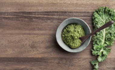  Ahşap zemin üzerinde seramik kasede kale tozu, üst görünüm, boşluk kopyala