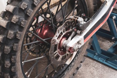 Yakın çekim arka çivili off-road motosikleti