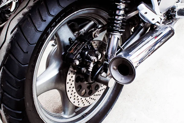 A parte de trás de uma bicicleta de esportes close-up em uma garagem . — Fotografia de Stock