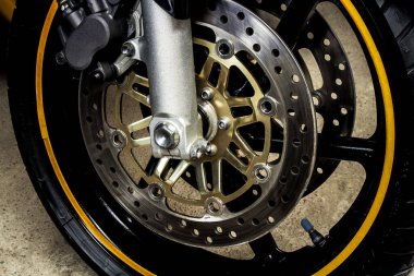 Spor motosikletinin tekerlek, fren diskleri yakın plan. 