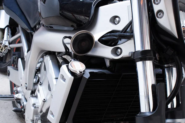 Мотоцикл с хромированной рамой радиатора крупным планом — стоковое фото
