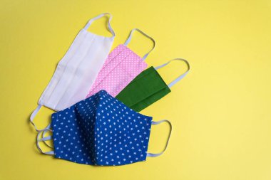 Dört renkli tıbbi maske, izole edilmiş.