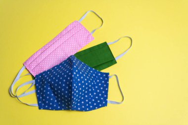 Üç renkli tıbbi maske, izole edilmiş.