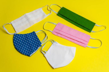 Beş renkli tıbbi maske, izole edilmiş.