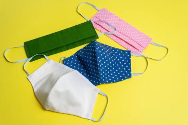 Dört renkli tıbbi maske, izole edilmiş.