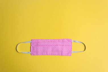 Sarı arka planda yeniden kullanılabilir tıbbi maske