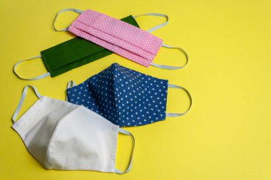 Dört renkli tıbbi maske, izole edilmiş.