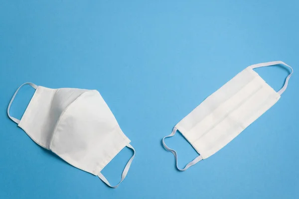 Två vita återanvändbara medicinska masker, isolerade — Stockfoto