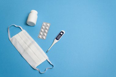 Tıbbi maske, kapsül, haplar, şişe, termometre.