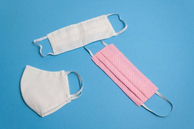 Üç renkli tıbbi maske, izole edilmiş..