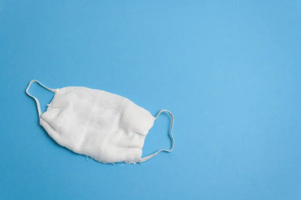 Máscara de algodón médica reutilizable blanca, aislada . —  Fotos de Stock