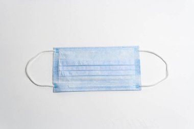 Beyaz arka planda tıbbi maskeler, izole edilmiş 