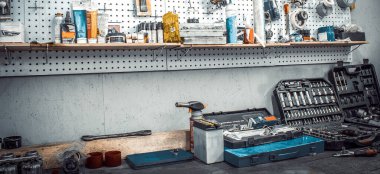 El mekanik araç gereçleri ile Moto atölyesi.