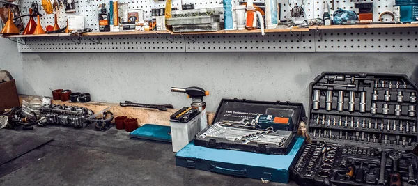 Bancada com kit de ferramentas e peças de reposição — Fotografia de Stock