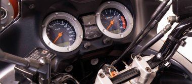 Direksiyondaki motosikletin hız göstergesi