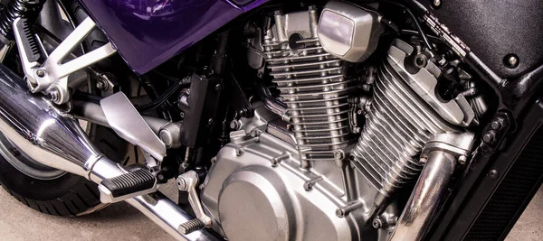 Der doppelte Motor eines Sportmotorrads aus nächster Nähe — Stockfoto