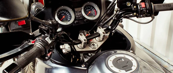Snelheidsmeter motorfiets op stuurwiel met tank — Stockfoto