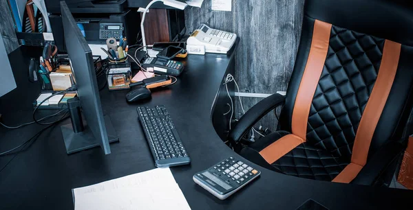 Miejsce pracy przy stole w pokoju biurowym z komputerem — Zdjęcie stockowe