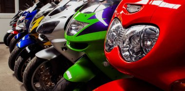 Renkli spor yolu. Motor fuarında güzel bisikletler.
