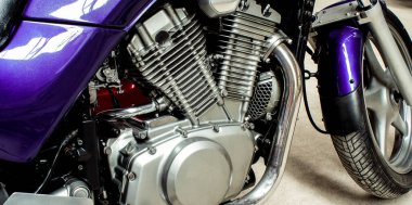 Spor motosikletinin yakın plan motoru.