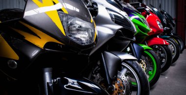 Renkli spor yolu. Motor fuarında güzel bisikletler.