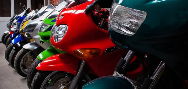 Farbenfrohe Sport-Rennräder auf Motorshow — Stockfoto