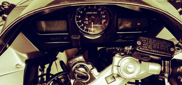 Κοντινό ταχύμετρο μοτοσικλέτας και ταχύμετρο — Φωτογραφία Αρχείου